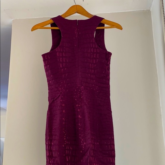 Body con shape sleeveless dress in plum - Picture 4 of 8